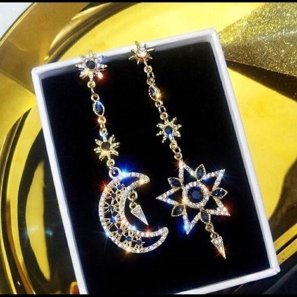 🌙 Betsey Johnson stunning sparkling crystal celestial dangle earrings 🌙 - Picture 6 of 6